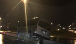 Xe 16 chỗ leo giải phân cách ở cầu Nhật Tân, dải phân cách không hợp lý?